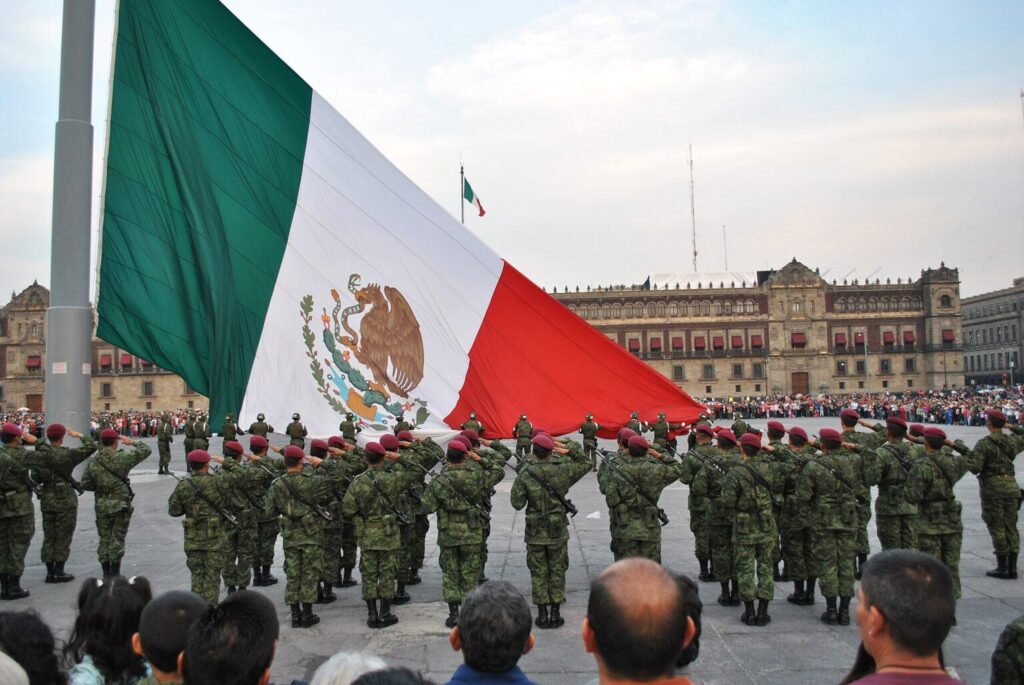 Arriaje de bandera Plaza de la Constitucion Mexico